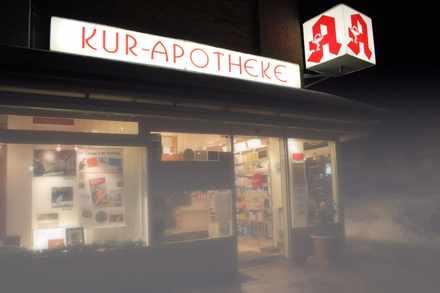 Kur-Apotheke in Plön zeigt eine kleine Eisvogel - Ausstellung.