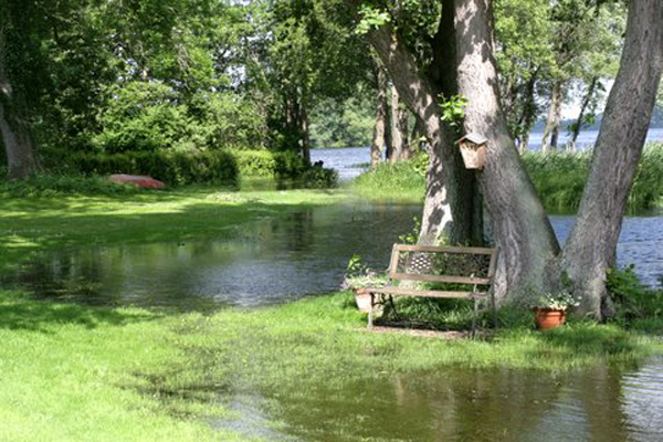 Hochwasser der Schwentine belastet auch schöne Gartenanlagen, Dörnick im Juni 2013. Foto: Dr. Detlef Drenckhahn, Dörnick.